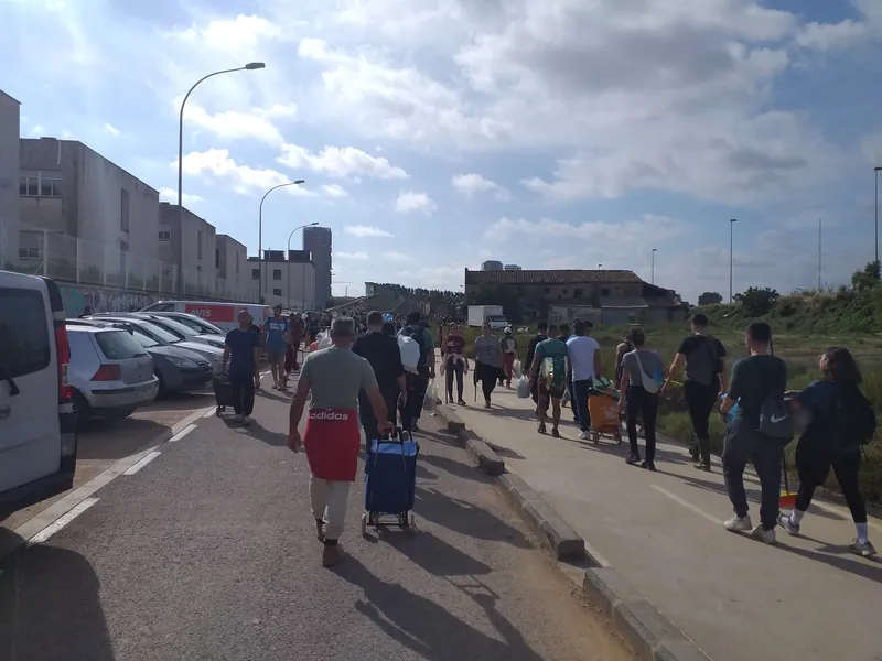 Freiwillige Helfer auf dem Weg in die überfluteten Vororte Benetússer, Alfafar und Catarroja südlich von Valencia, 1. November 2024 (drei Tage nach der DANA-Flutkatastrophe)