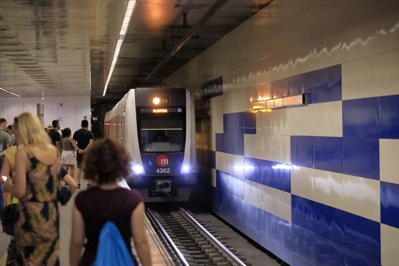 Einfahrender Zug der Metrovalencia-Linie 5 in der Station Marítim in Valencia