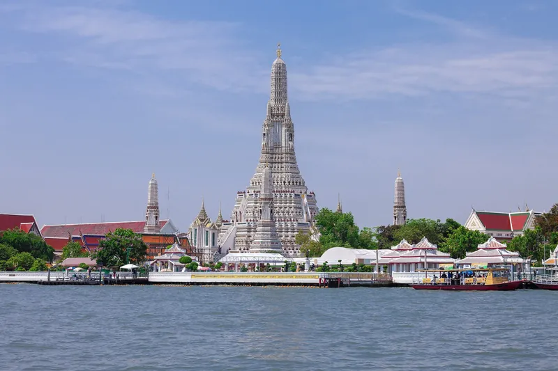 Tempelanlage Wat Arun am Westufer des Chao Phraya in Bangkok