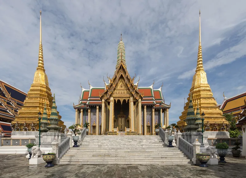 Prasat Phra Thep Bidon und die goldenen Chedis im Wat Phra Kaeo auf dem Gelände des Großen Palasts in Bangkok