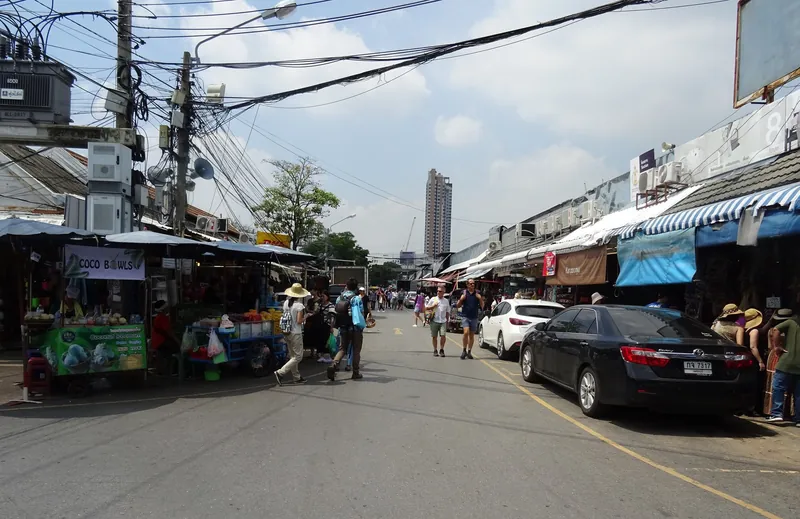 Zufahrtsstraße zum Wochenendmarkt Chatuchak in Bangkok mit Straßenständen