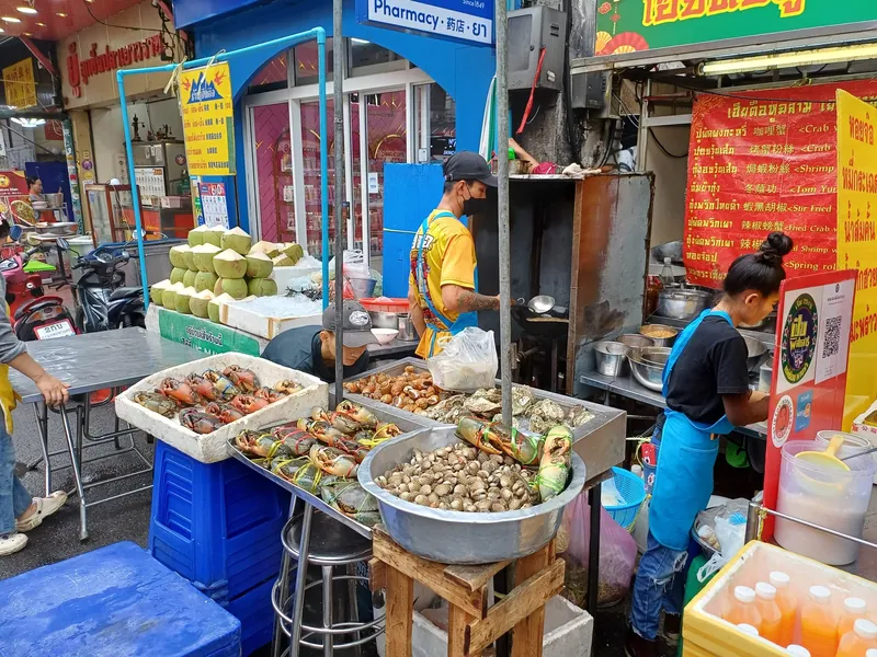 Meeresfrüchte-Garküchen auf der Straße in Bangkoks Chinatown (Yaowarat)