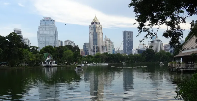 See im Lumphini-Park mit der Hochhauskulisse des Bangkoker Geschäftsviertels Silom