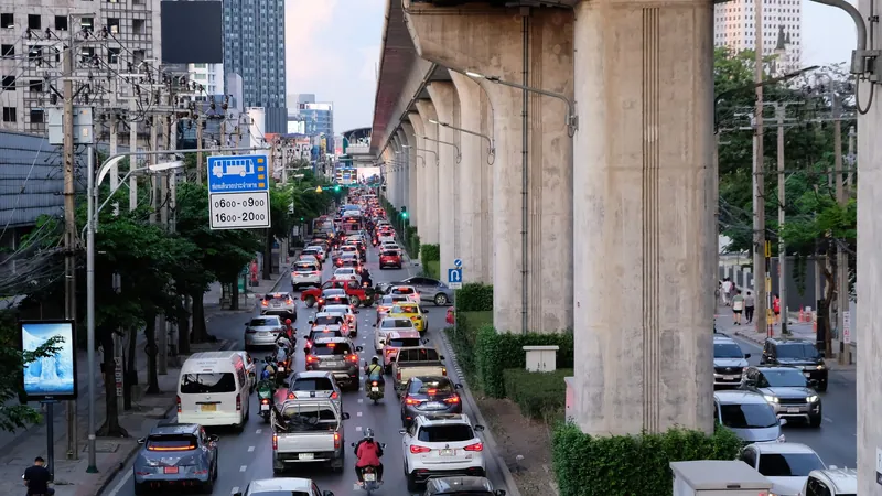 Stau auf der Phahonyothin Road nahe der BTS-Station Ha Yaek Lat Phrao in Bangkok. Solche Staus gibt es an jedem Werktag morgens und abends.