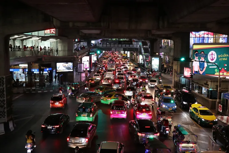 Stau im abendlichen Berufsverkehr an einer Kreuzung im Bangkoker Zentrum