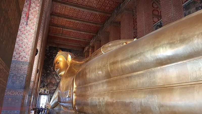 Der liegende Buddha (Phra Buddhasaiyas) im Tempel Wat Pho in Bangkok