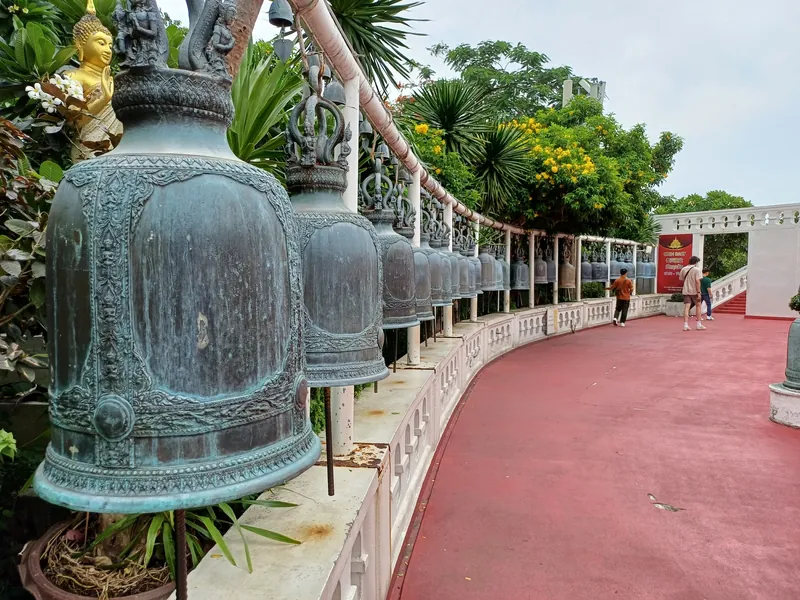 Terrasse mit Glockenreihe auf dem Goldenen Berg (Wat Saket) in Bangkok mit Besuchern
