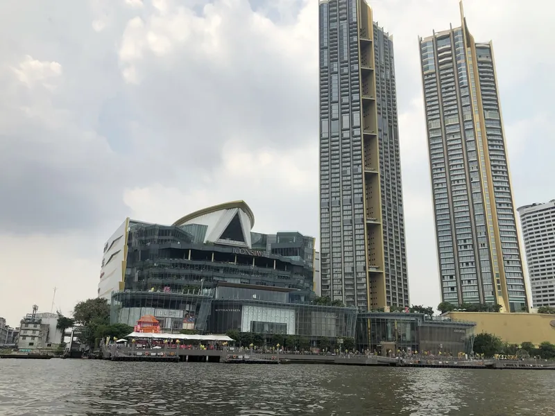 Einkaufszentrum ICONSIAM und Wohntürme am Ufer des Chao Phraya in Bangkok, vom Boot aus gesehen