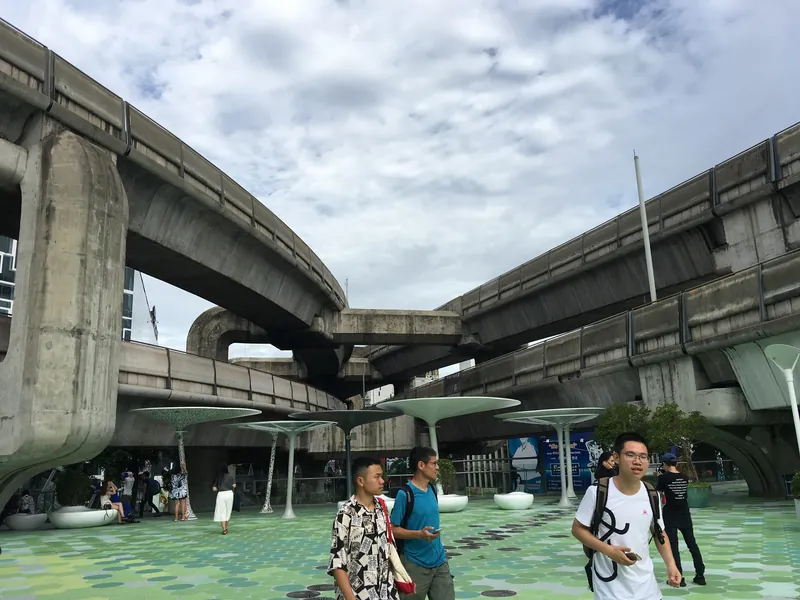 Skywalk und Hochtrasse der BTS-Skytrain an der Kreuzung Pathum Wan in Bangkok