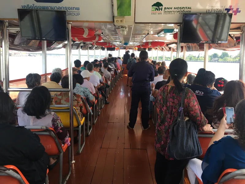 Pendler an Bord eines Chao-Phraya-Expressboots (Orange Flag) am Pier Nonthaburi in Bangkok