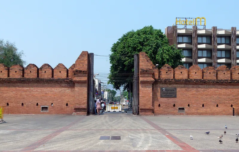 Tha-Phae-Tor in der Stadtmauer von Chiang Mai, das östliche Stadttor der Altstadt