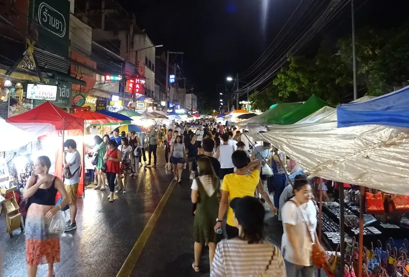 Sonntags-Fußgängermarkt (Sunday Walking Street) in der Altstadt von Chiang Mai