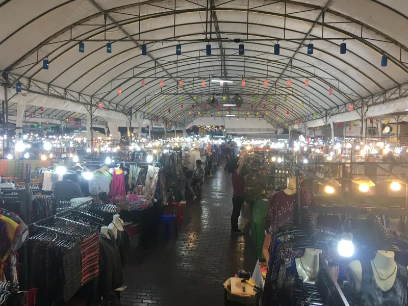 Verkaufsstände im Night Bazaar von Chiang Mai
