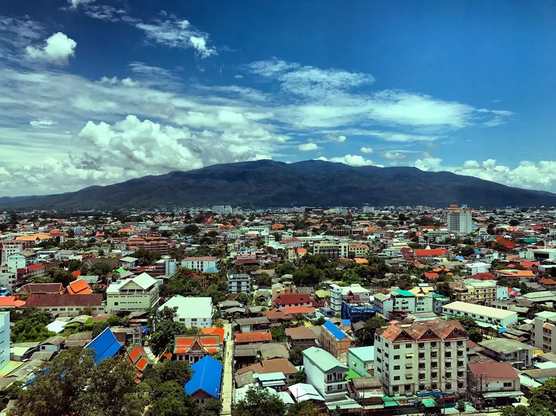 Blick über Chiang Mai auf den Hausberg Doi Suthep