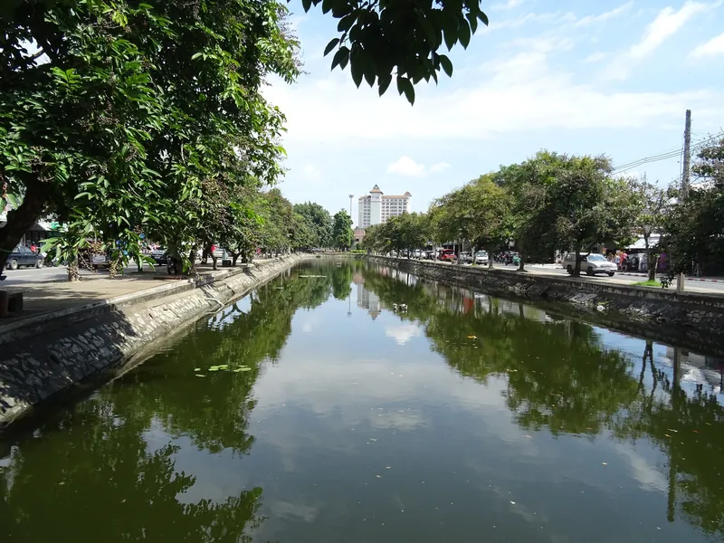 Stadtgraben im Osten der Altstadt von Chiang Mai nahe dem Tha-Phae-Tor