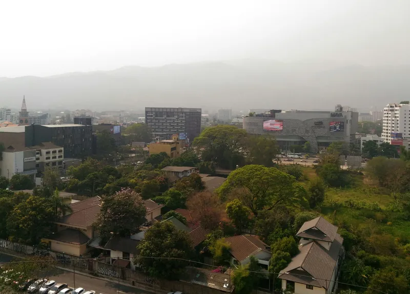 Rauchdunst über Chiang Mai (Brandrodungssaison: von Februar bis April verschlechtert das Abbrennen von Ernteresten die Luftqualität)