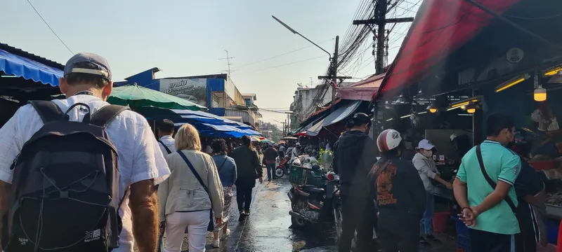 Morgendlicher Fisch- und Obstmarkt auf der Straße in Chiang Mai