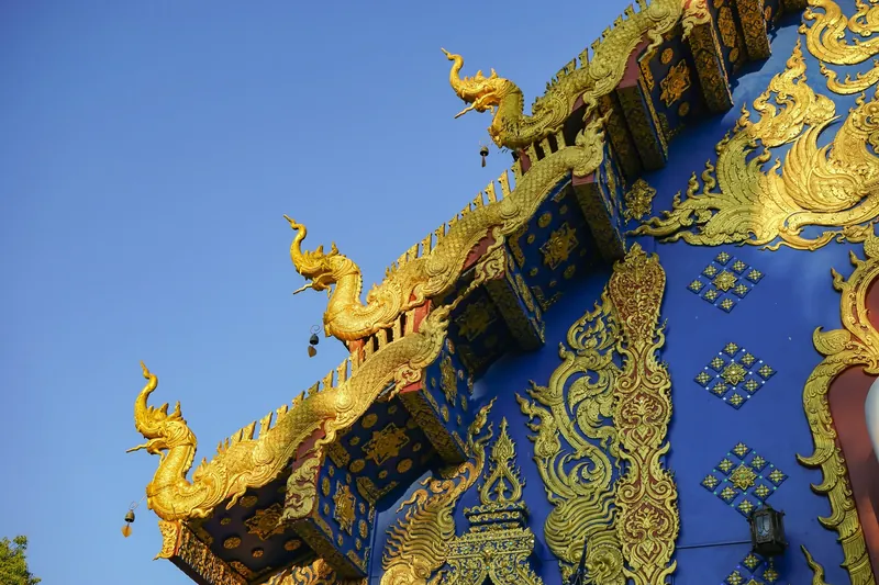 Dachschmuck des Wat Rong Suea Ten (Blauer Tempel) in Chiang Rai