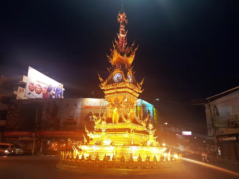 Beleuchteter Uhrturm im Zentrum von Chiang Rai am Abend