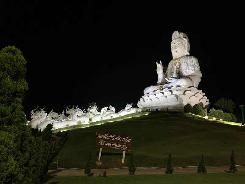 Beleuchtete Guanyin-Statue des Wat Huay Pla Kang bei Chiang Rai