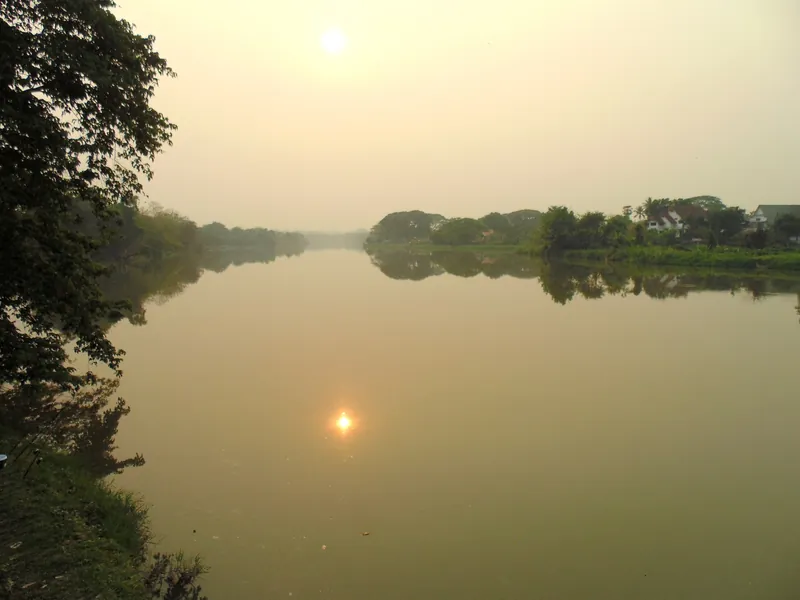 Der Fluss Kok bei Chiang Rai in der Abenddämmerung