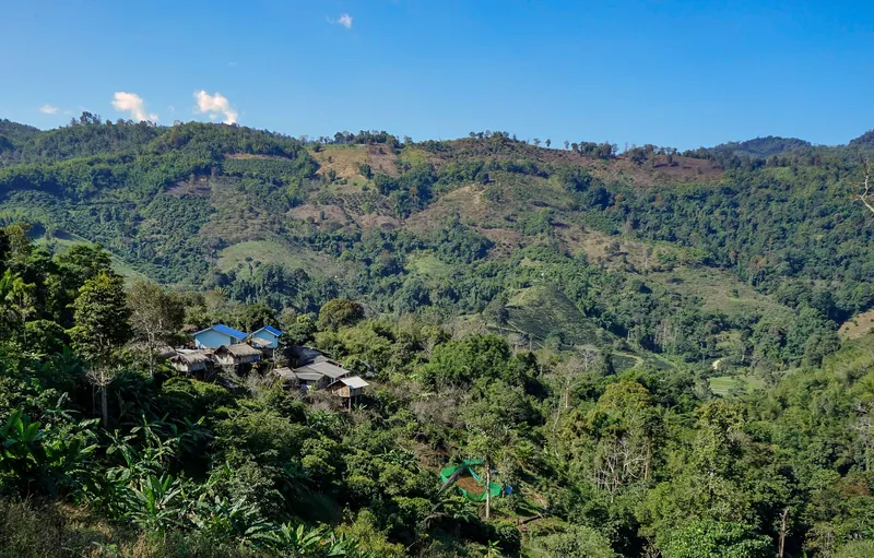 Bergdorf und bewaldete Höhenzüge im Umland von Chiang Rai