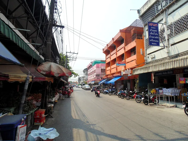 Geschäftsstraße mit Marktständen und Shophouses in Chiang Rai