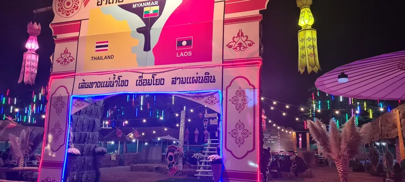 Abendliches Straßenfest mit Lanna-Laternen in Chiang Rai