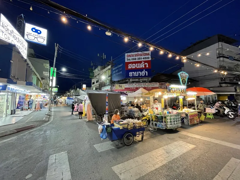 Nachtmarkt von Hua Hin mit Garküchen und Verkaufsständen
