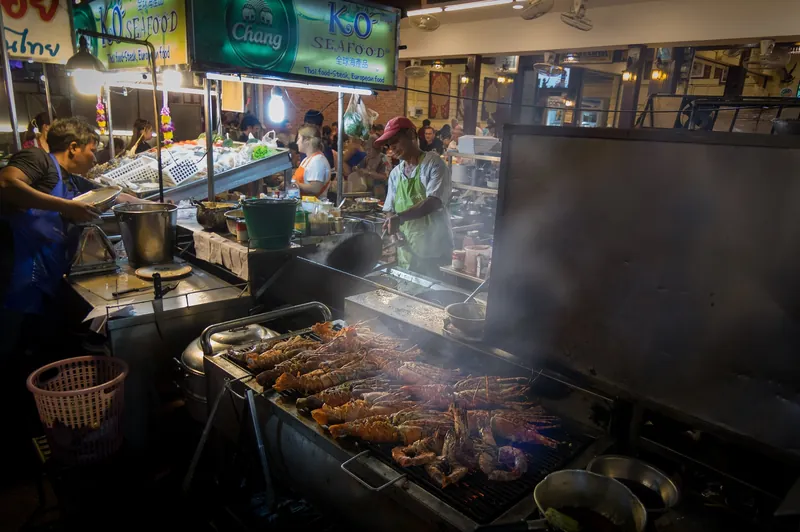 Hummer und Garnelen auf dem Grill einer Garküche am Nachtmarkt von Hua Hin