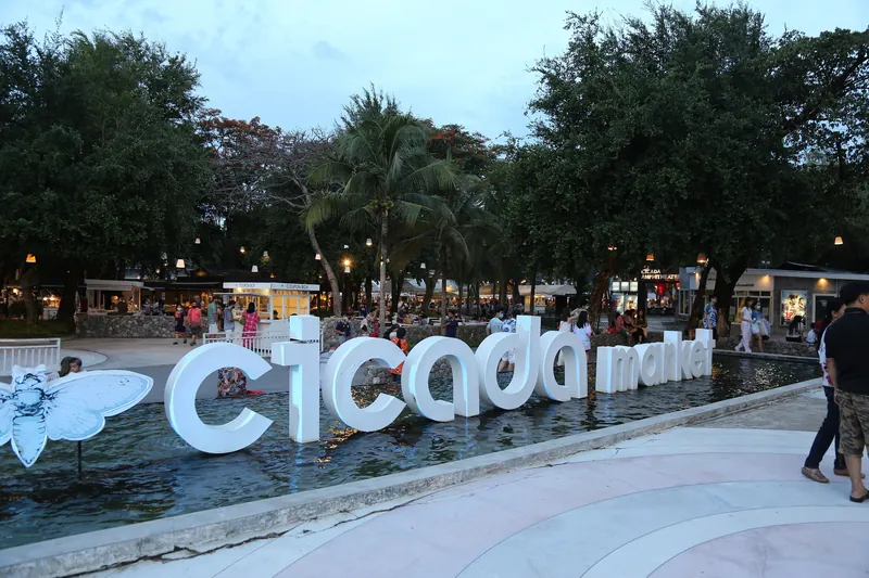Eingang des Cicada Market in Hua Hin am Abend