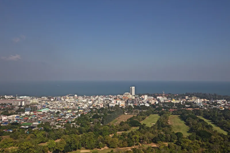 Blick über Hua Hin und den Golfplatz auf den Golf von Thailand