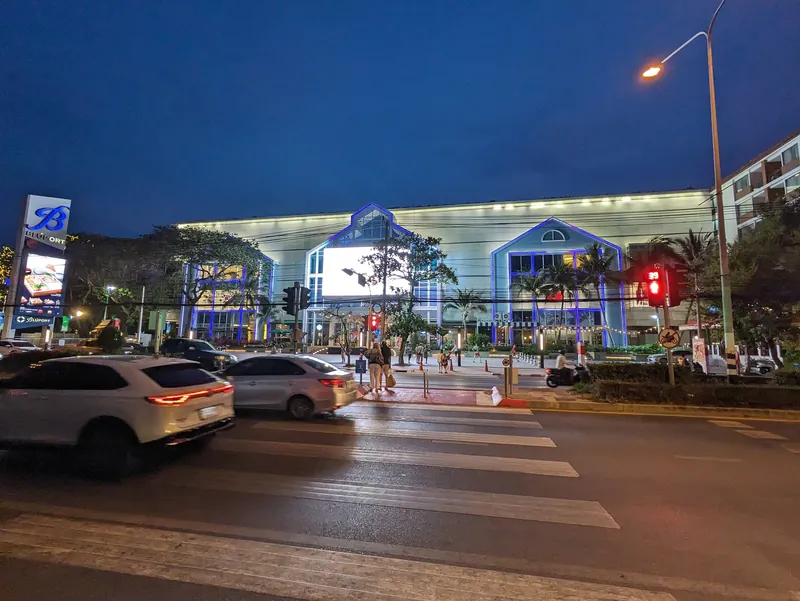 Abendlicher Straßenverkehr vor dem Einkaufszentrum Bluport in Hua Hin