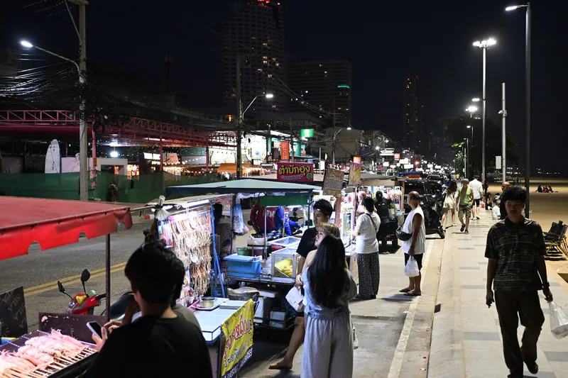 Nachtmarkt mit Garküchen an der Strandpromenade von Pattaya