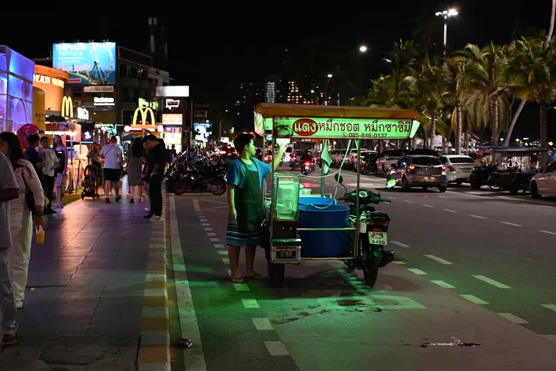 Mobiler Garküchen-Karren für Tintenfischgerichte an der Beach Road in Pattaya