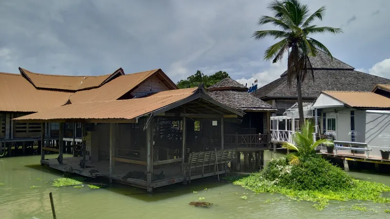 Pfahlbauten des Schwimmenden Markts (Pattaya Floating Market)
