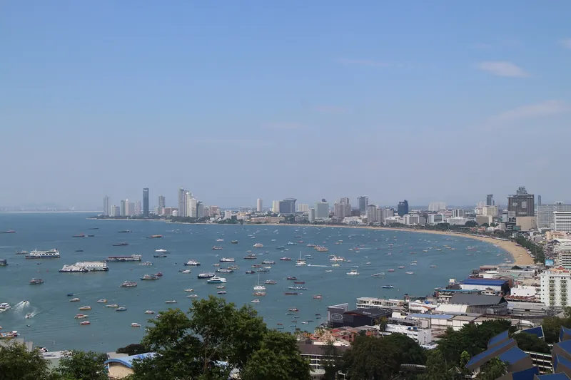 Blick vom Phra-Tamnak-Hügel über die Bucht von Pattaya