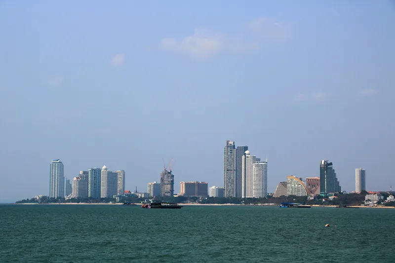 Hochhauskulisse von Naklua nördlich von Pattaya, vom Meer aus gesehen, 2016 (in der Bildmitte ein Wohnturm im Bau)