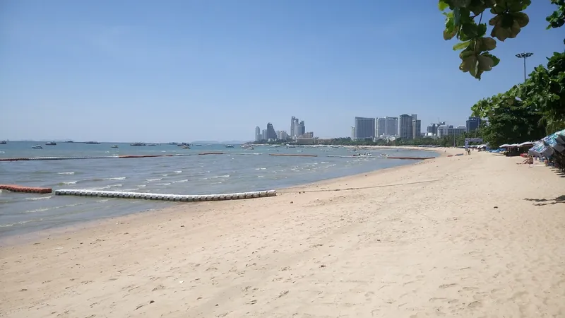 Pattaya Beach mit der Hochhauskulisse der Stadt im Hintergrund
