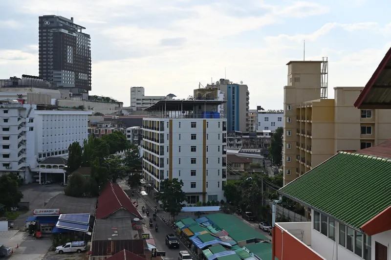 Blick über das Wohnviertel Nong Pla Lai in Pattaya mit Apartmenthäusern und Marktständen