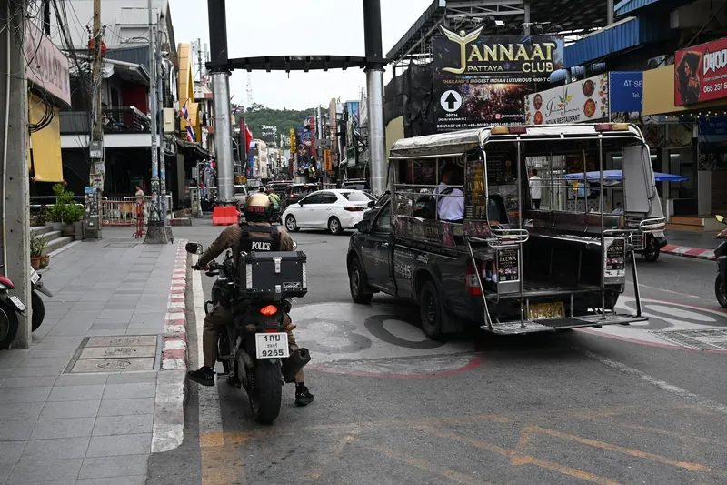 Songthaew-Sammeltaxi (Baht-Bus) im Straßenverkehr von Pattaya