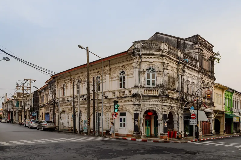 Sino-portugiesisches Eckhaus an der Kreuzung Dibuk Road / Yaowarat Road in Phuket Town