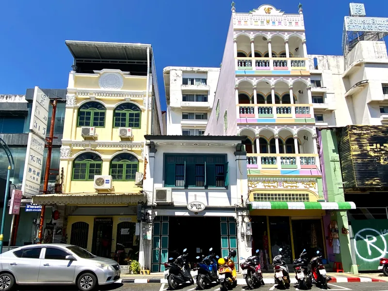Shophouses an der Phangnga Road in der Altstadt von Phuket Town