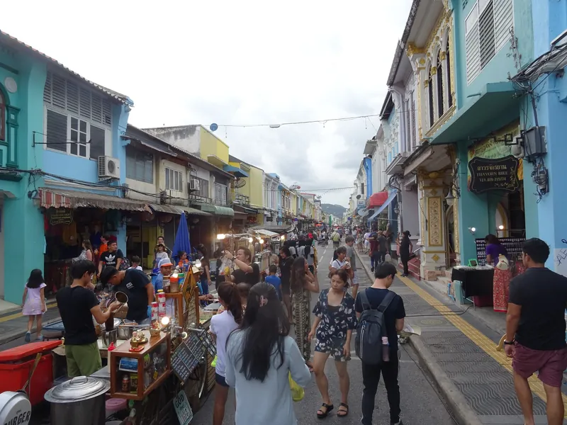 Wochenendmarkt (Sunday Walking Street) auf der Thalang Road in Phuket Town