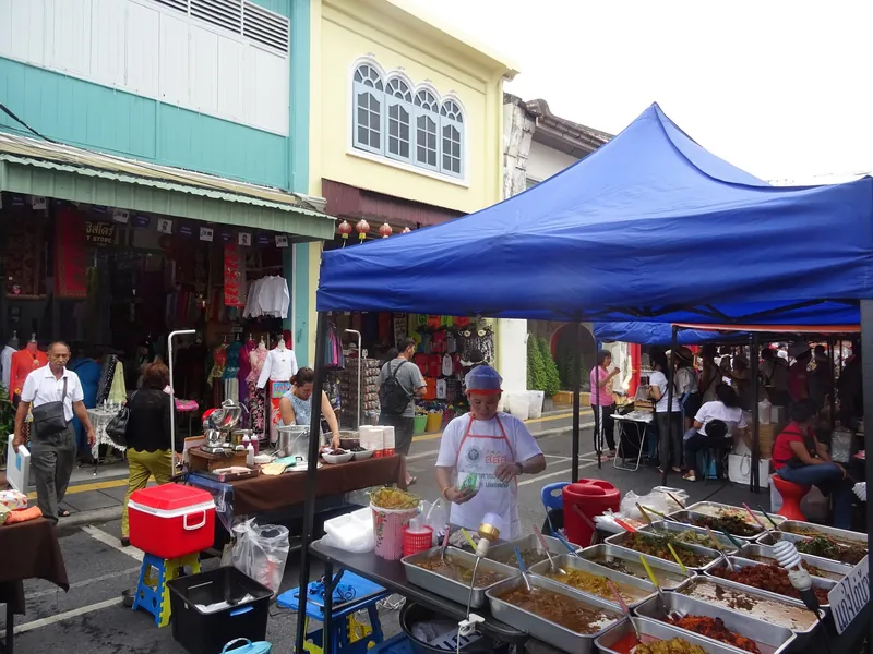 Garküchenstand mit Curry-Gerichten auf dem Wochenendmarkt in Phuket Town
