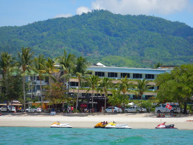 Hotelbau direkt an der Strandlinie von Patong Beach auf Phuket (Beispiel für die dichte Küstenbebauung an Phukets Westküste)