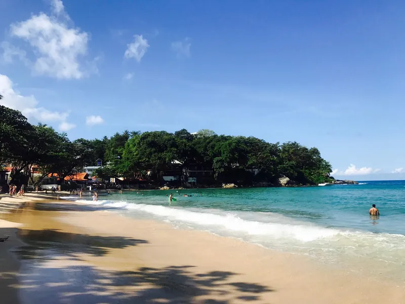 Kata Beach im Südwesten von Phuket am Morgen