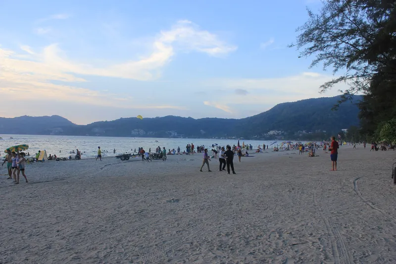 Patong Beach auf Phuket bei Sonnenuntergang