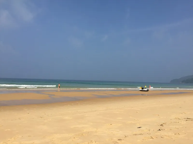 Karon Beach auf Phuket am Vormittag