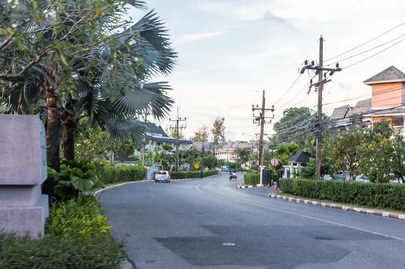 Wohnstraße im Ortsteil Choeng Thale im Norden von Phuket